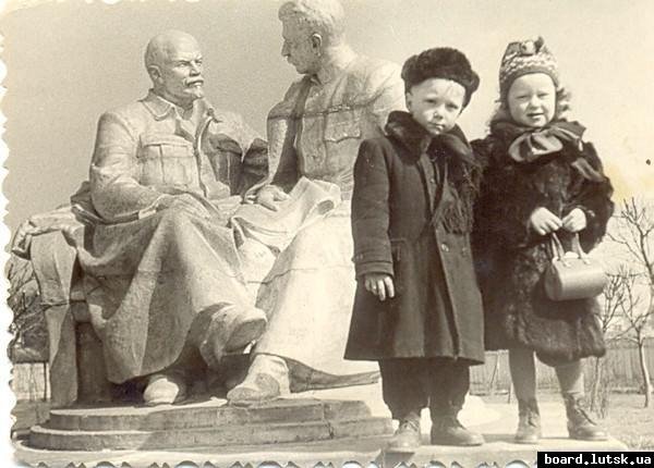 Діти фотографуються на фоні пам’ятника Сталіна та Леніна, Луцьк, 1954 р