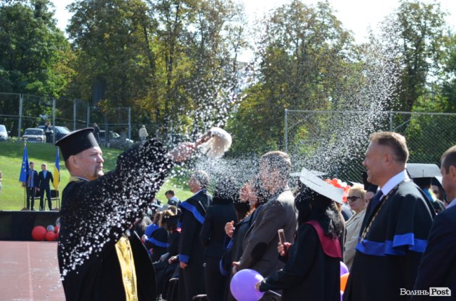 Першокурсників ВНУ імені Лесі Українки урочисто посвятили у студенти. ФОТОРЕПОРТАЖ