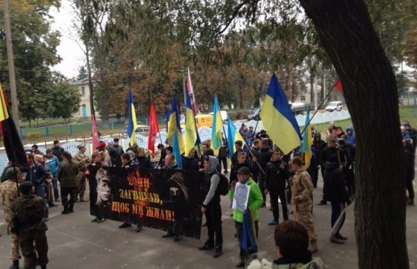 У Рожищі відбулася смолоскипна хода під гаслом «Вони загинули, щоб ми жили». ФОТО. ВІДЕО