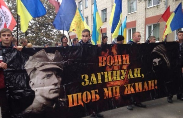 У Рожищі відбулася смолоскипна хода під гаслом «Вони загинули, щоб ми жили». ФОТО. ВІДЕО