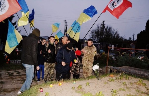 У Рожищі відбулася смолоскипна хода під гаслом «Вони загинули, щоб ми жили». ФОТО. ВІДЕО