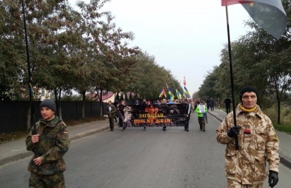 У Рожищі відбулася смолоскипна хода під гаслом «Вони загинули, щоб ми жили». ФОТО. ВІДЕО