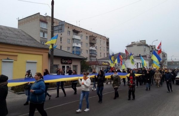 У Рожищі відбулася смолоскипна хода під гаслом «Вони загинули, щоб ми жили». ФОТО. ВІДЕО