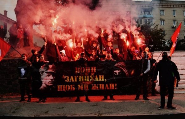 У Рожищі відбулася смолоскипна хода під гаслом «Вони загинули, щоб ми жили». ФОТО. ВІДЕО