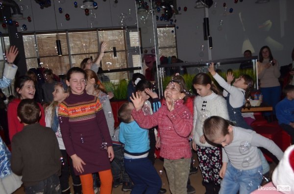 Луцький меценат Андрій Покровський влаштував різдвяне свято для соціально  незахищених діток