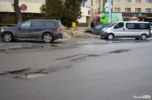 У Луцьку вже почали латати дороги. ФОТО