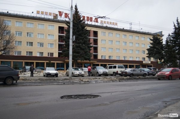 У Луцьку вже почали латати дороги. ФОТО