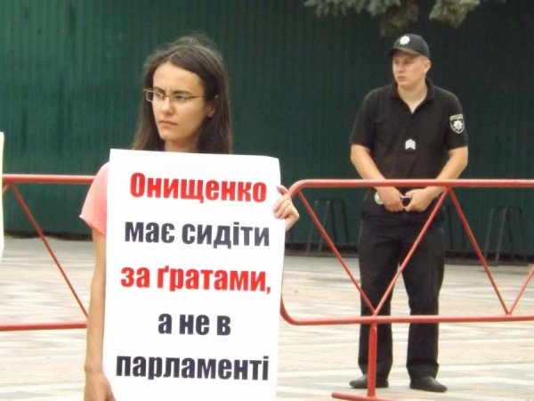 Активісти принесли до Верховної Ради іменні «тюремні» чашки. ФОТО