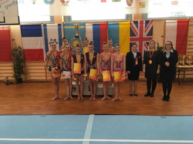 Тріо у складі Дар'ї Пом'яновської, Олександри Мальчук та Вікторії Куніцкої (у центрі) - тріумфаторки полського турніру зі спортивної акробатики