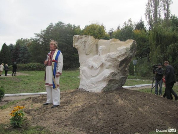 Під Луцьком відкрили єдиний на Волині пам’ятник козакові Мамаю 