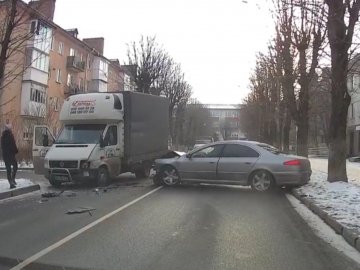 У Луцьку легковик врізався у вантажний бус. ВІДЕО