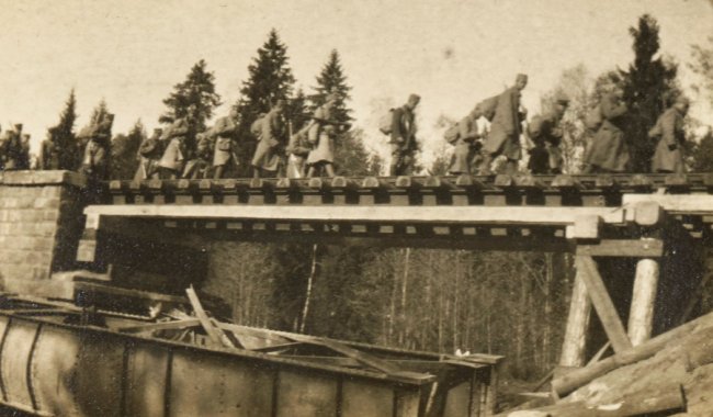 Марш через міст в Гулівці, 1915 р.