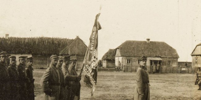 Польські легіоністи на фоні сільських хат в Гулівці, 1915 р.