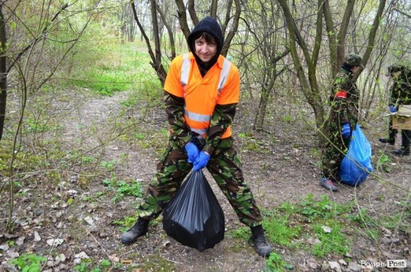 У Луцьку прибирали парк в 40-му кварталі. ФОТО