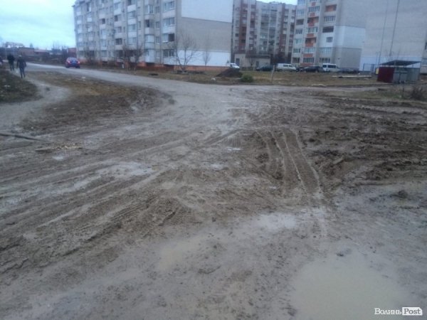 Луцьк: болото замість доріг. ФОТО