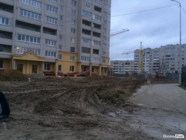 Луцьк: болото замість доріг. ФОТО