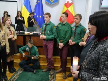 Луцькій міській раді передали Вифлеємський вогонь 