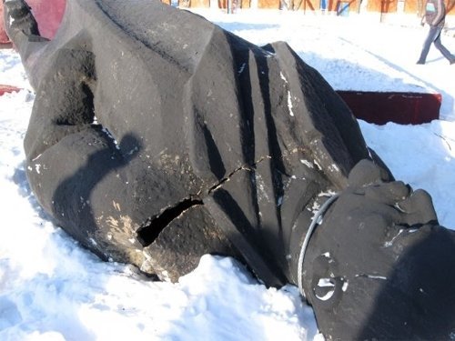 На Київщині знесли пам’ятник Леніну. ФОТО