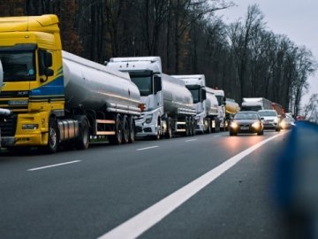 У чергах на польсько-українському кордоні – близько 2900 вантажівок: навпроти Ягодина – 1100 