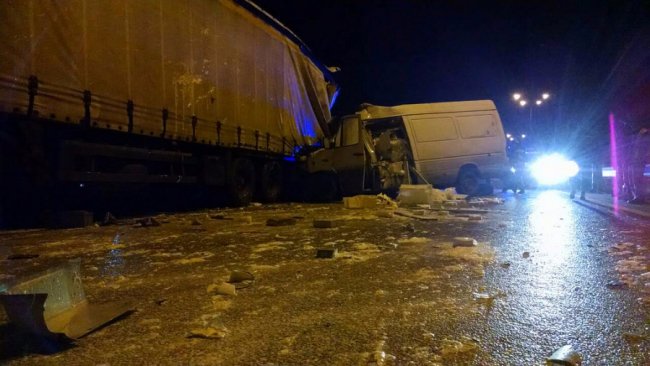 Аварія на Рівненщині: Mercedes врізався у фуру волинянина