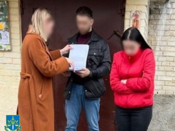 У Луцьку судять 26-річну жінку, яка продала 11-місячного хлопчика за 30 тисяч доларів