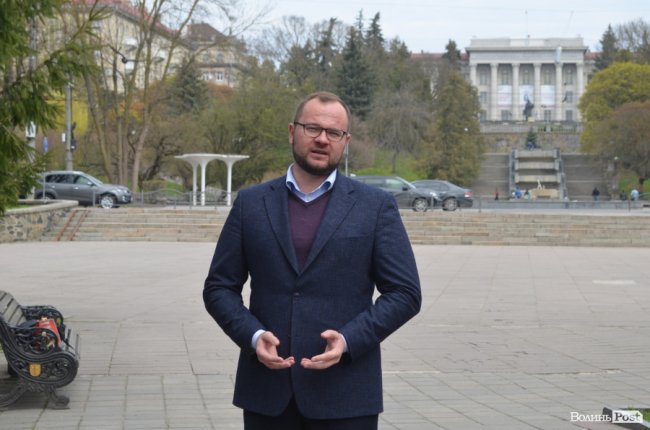 У луцькому парку «оселилися» велетенська риба, кінь і мавки. ФОТО