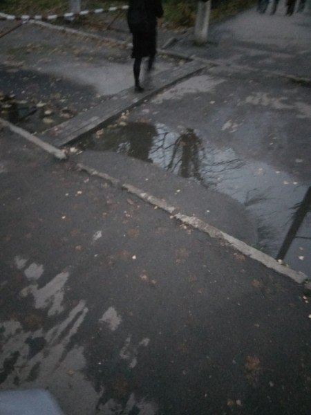 Луцький двір постійно затоплює під час дощу