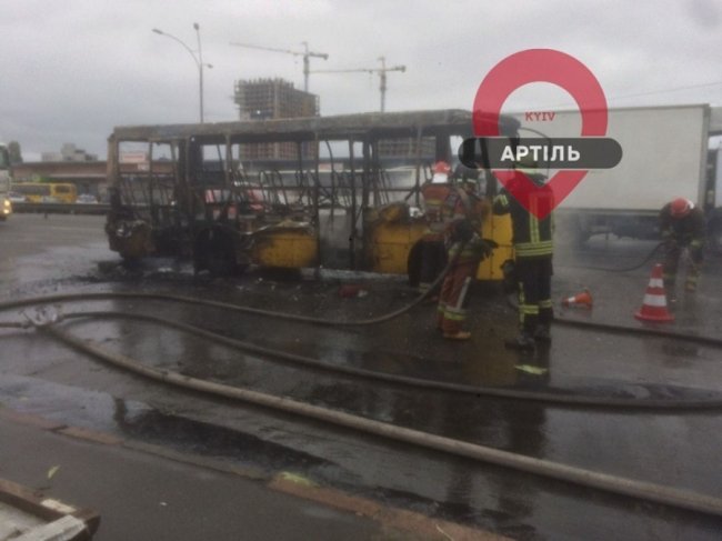 У Києві на ходу загорілась пасажирська маршрутка. ФОТО