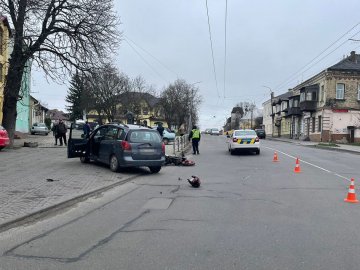 У Луцьку водійка заїжджала на парковку й зіткнулась з мотоциклістом: постраждав 16-річний хлопець