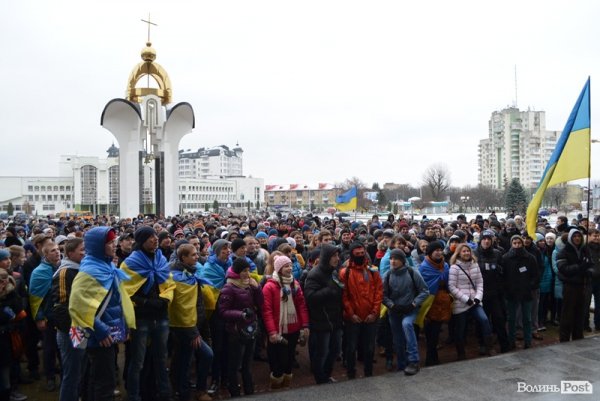 Луцькі студенти влаштували марш і вимагали у депутатів підтримати європейський вибір. ФОТО