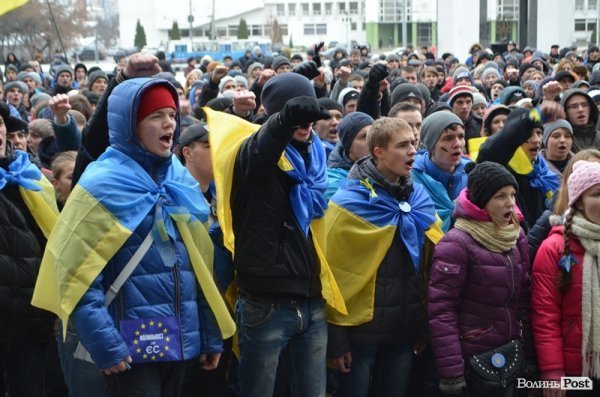 Луцькі студенти влаштували марш і вимагали у депутатів підтримати європейський вибір. ФОТО