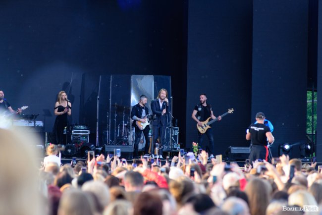 До Винника – навіть на милицях. ФОТОРЕПОРТАЖ із грандіозного концерту у Луцьку