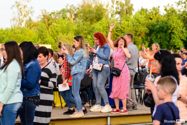 До Винника – навіть на милицях. ФОТОРЕПОРТАЖ із грандіозного концерту у Луцьку
