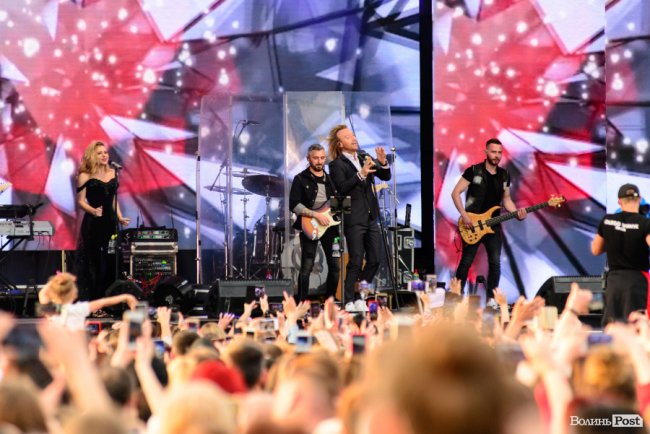 До Винника – навіть на милицях. ФОТОРЕПОРТАЖ із грандіозного концерту у Луцьку