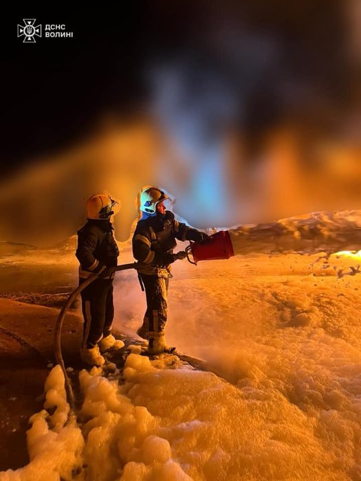 Волинські рятувальники показали, як ліквідовували наслідки нічної атаки росії. ФОТО