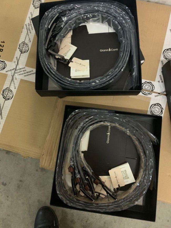 На волинському пункті пропуску у вантажівці знайшли партію незаконного одягу. ФОТО