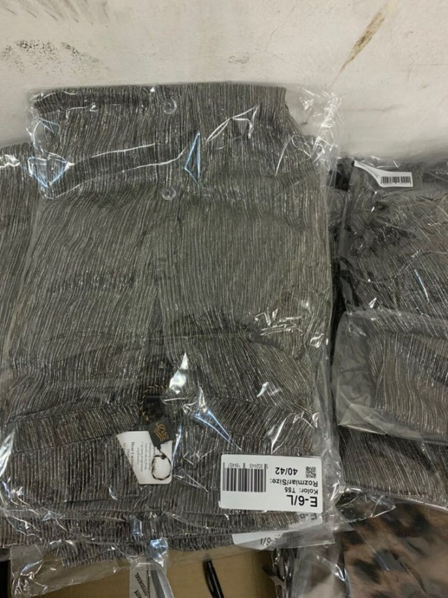 На волинському пункті пропуску у вантажівці знайшли партію незаконного одягу. ФОТО