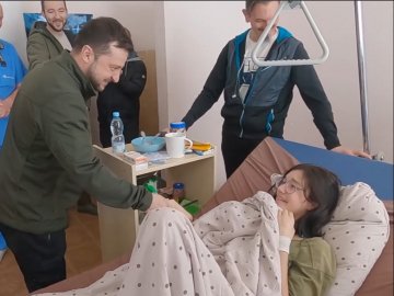 Володимир Зеленський відвідав у лікарні родину, яка потрапила під обстріл. ВІДЕО
