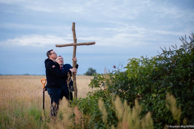 Встановив дерев’яний хрест і помолився перед ним: прем'єр Польщі приїхав на Волинь. ФОТО