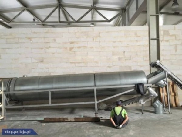 У Польщі затримали українців, які працювали на підпільній цигарковій фабриці. ФОТО