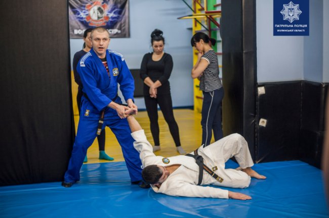 У Луцьку відновили курси із самооборони для жінок