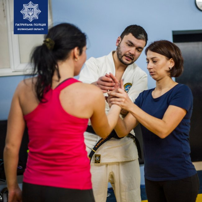 У Луцьку відновили курси із самооборони для жінок