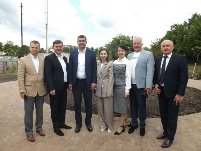 «Коло дружби»: у Сквері майбутнього поблизу волинського перинатального центру посадили туї