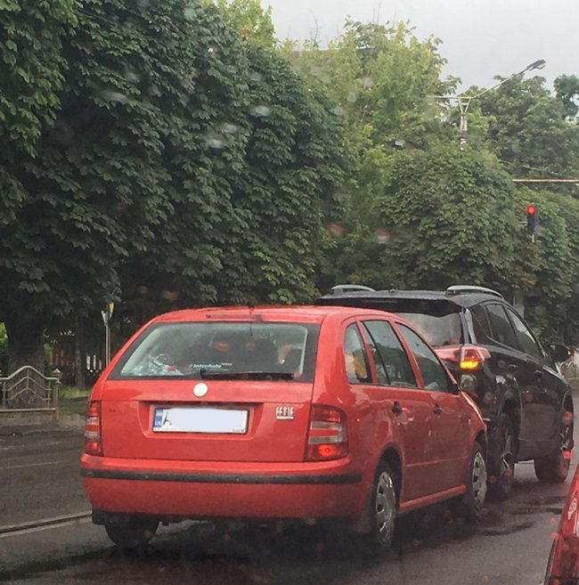 На одній з вулиць Луцька – дві ДТП, утворилися затори. ФОТО 