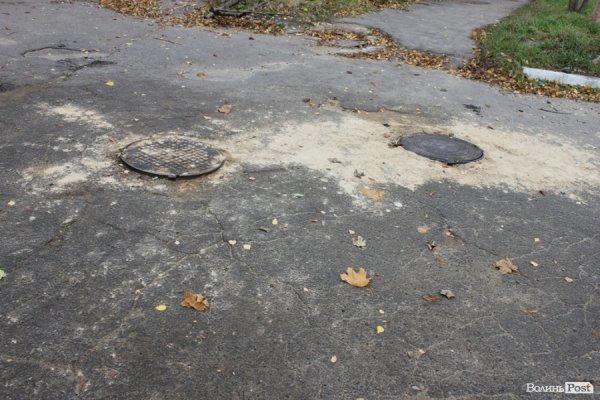 У Луцьку під багатоповерхівками розлилася смердюча ріка дизпалива. ФОТО 