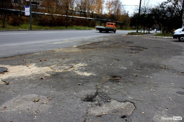 У Луцьку під багатоповерхівками розлилася смердюча ріка дизпалива. ФОТО 