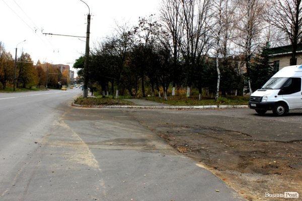 У Луцьку під багатоповерхівками розлилася смердюча ріка дизпалива. ФОТО 