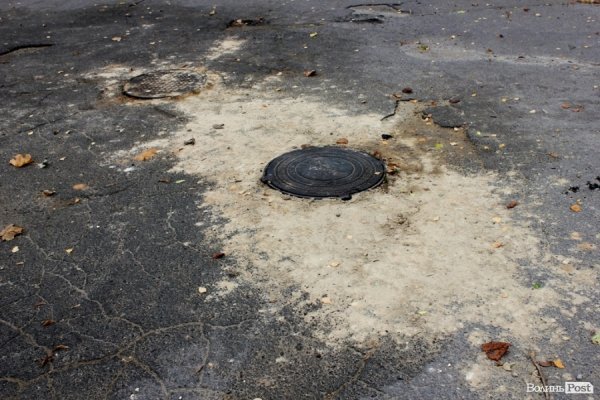 У Луцьку під багатоповерхівками розлилася смердюча ріка дизпалива. ФОТО 