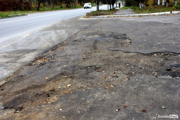 У Луцьку під багатоповерхівками розлилася смердюча ріка дизпалива. ФОТО 