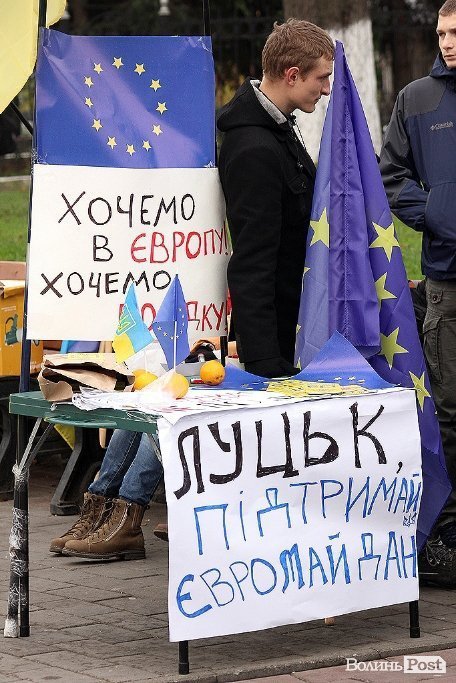 На Євромайдані у Луцьку почали розгортати наметове містечко. ФОТО